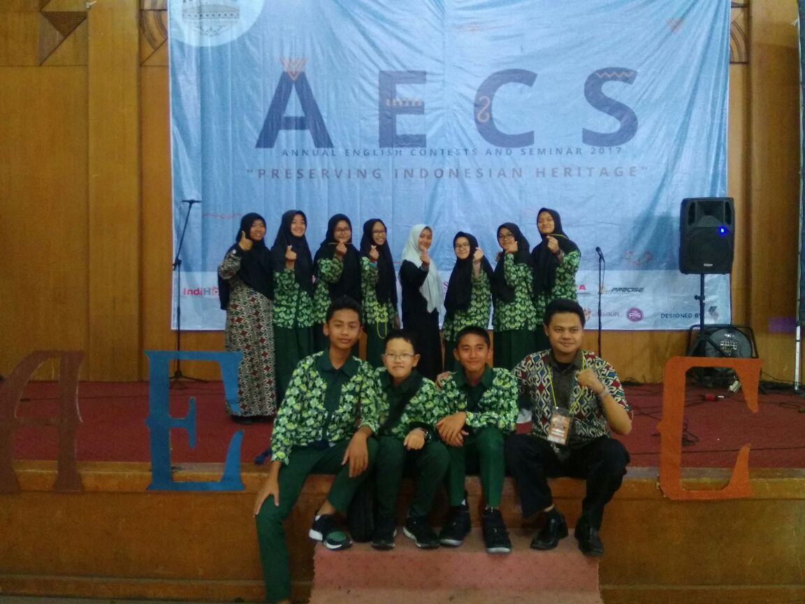 SMP ISLAM NURUL FIKRI BOARDING SCHOOL MERAIH JUARA UMUM DALAM ACARA ANNUAL ENGLISH CONTEST AND SEMINAR (AECS) 2017 DI UPI